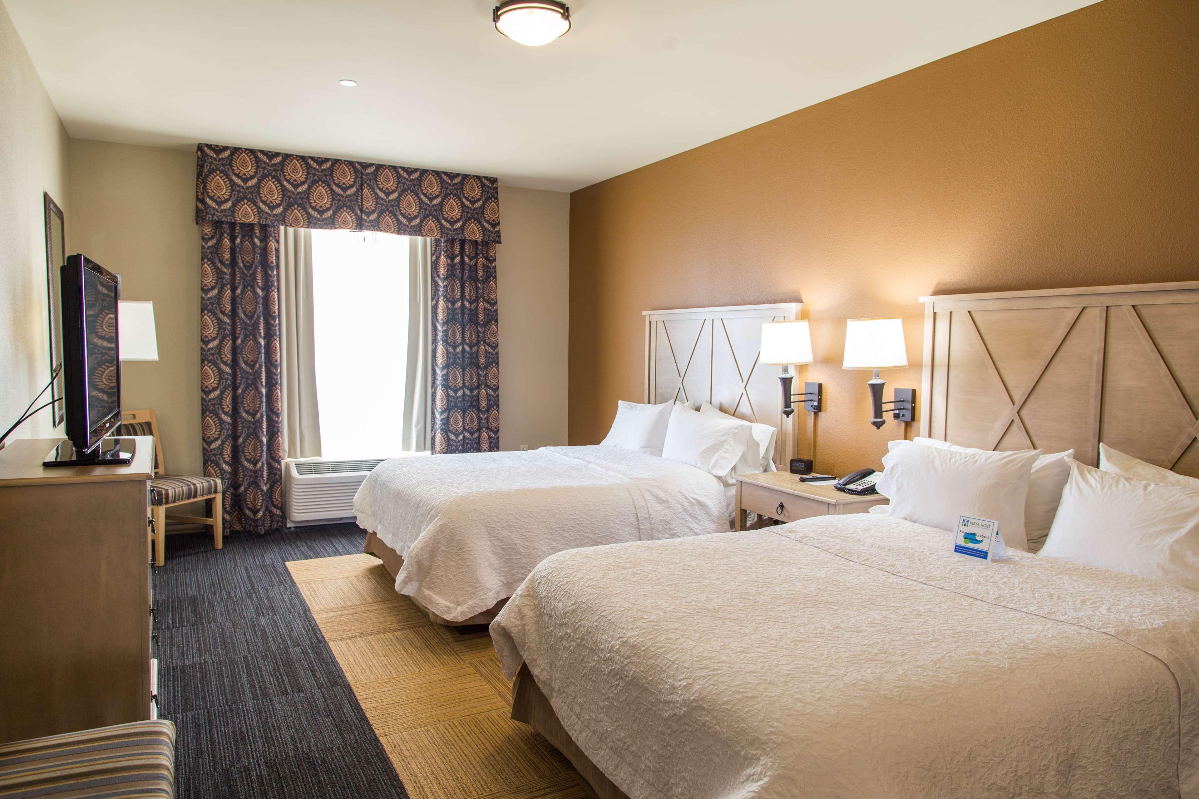 Hampton Inn & Suites Dodge City Boot Hill Casino Exterior photo