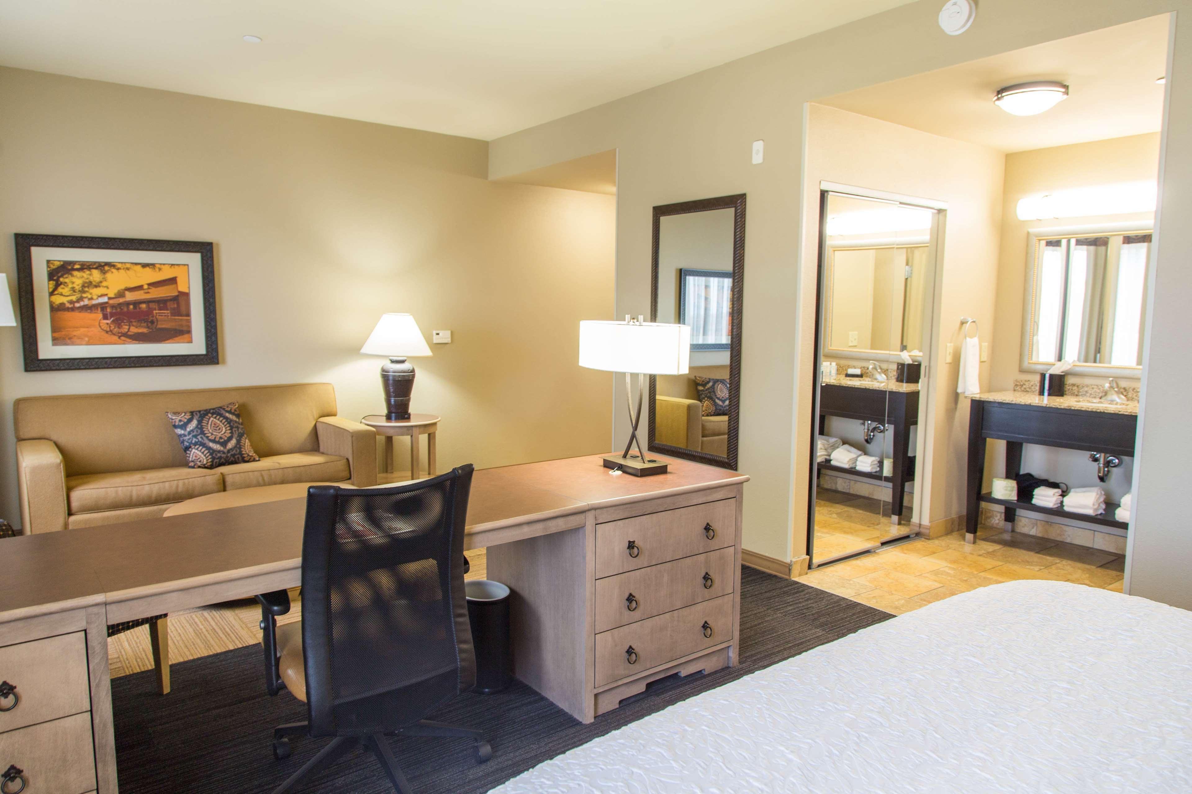 Hampton Inn & Suites Dodge City Boot Hill Casino Exterior photo